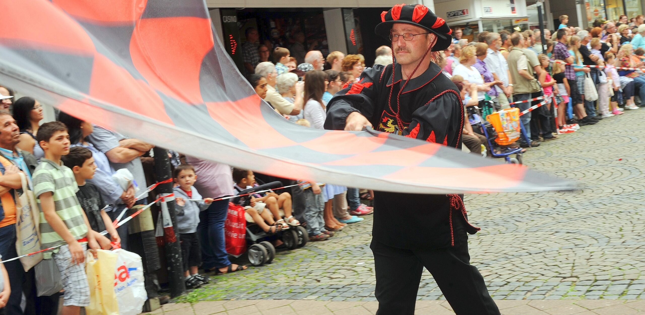 Crange steht Kopf. Bis zum 14. August lockt die 576. Cranger Kirmes zum großen Rummel.