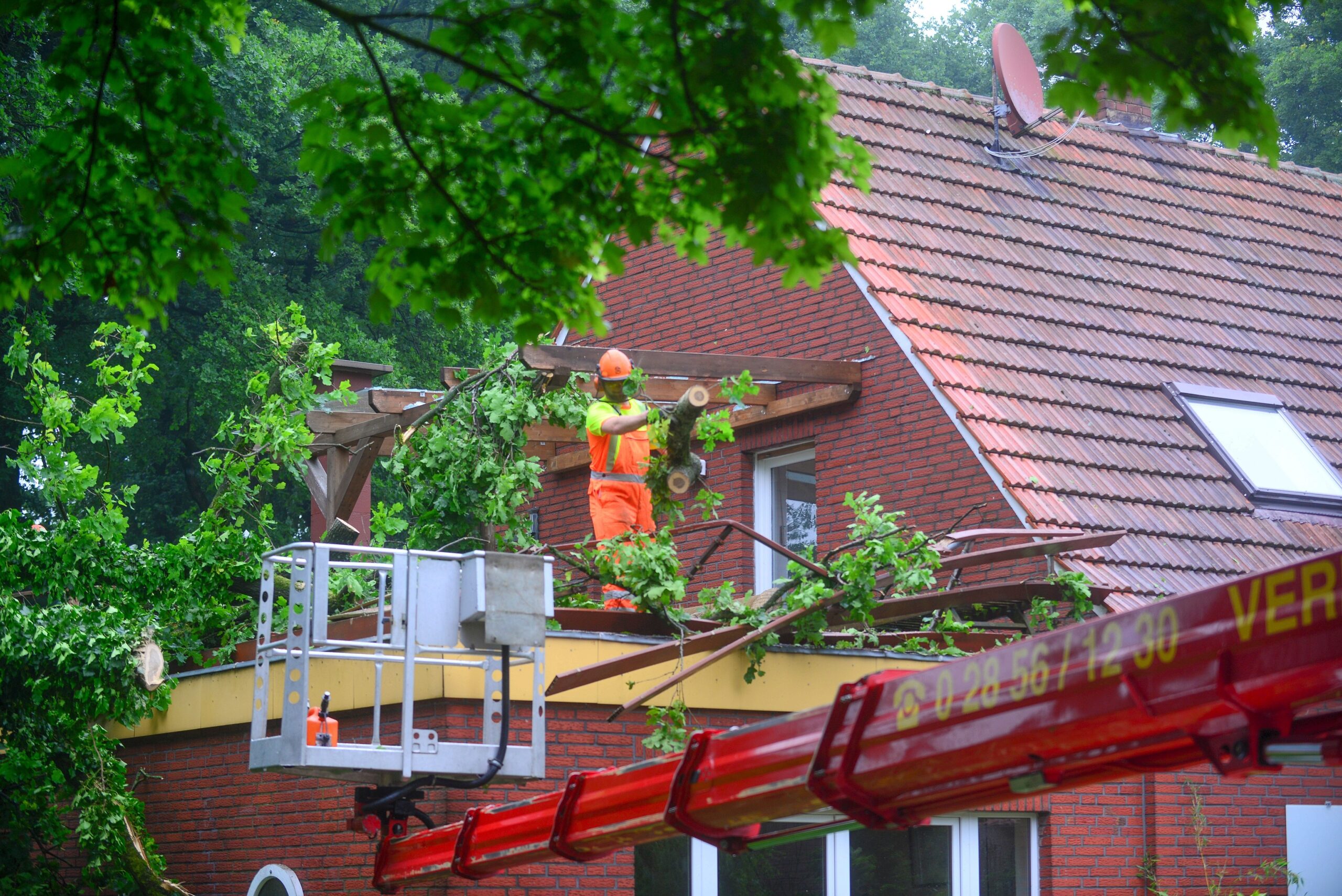 In Hamminkeln-Marienthal war bei dem Gewitter ein Eiche auf ein Wohnhaus gestürzt.
