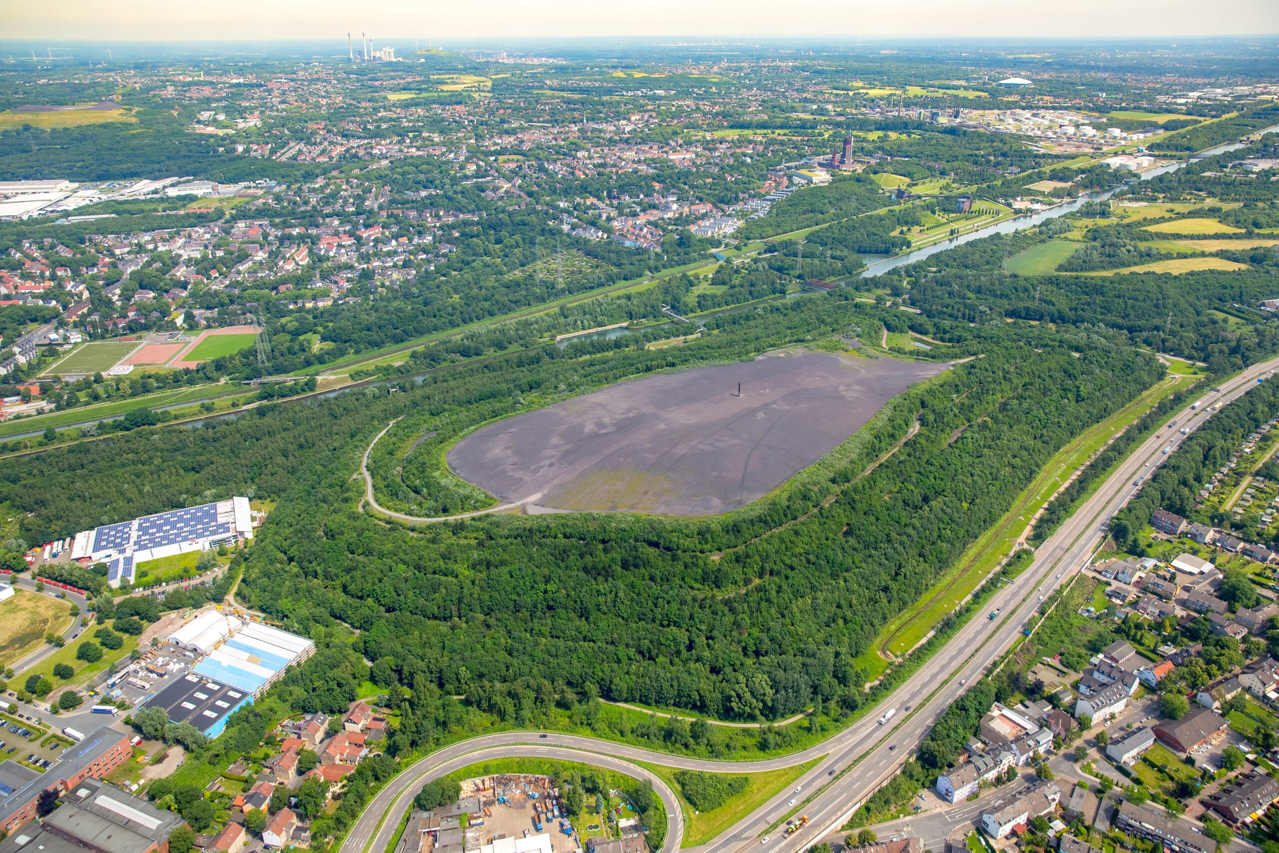 Die Schurenbachhalde in Altenessen. Den Ausblick auf Essen und das Revier versperren inzwischen an einigen Aussichtspunkten der ehemaligen Bergehalde Bäume.