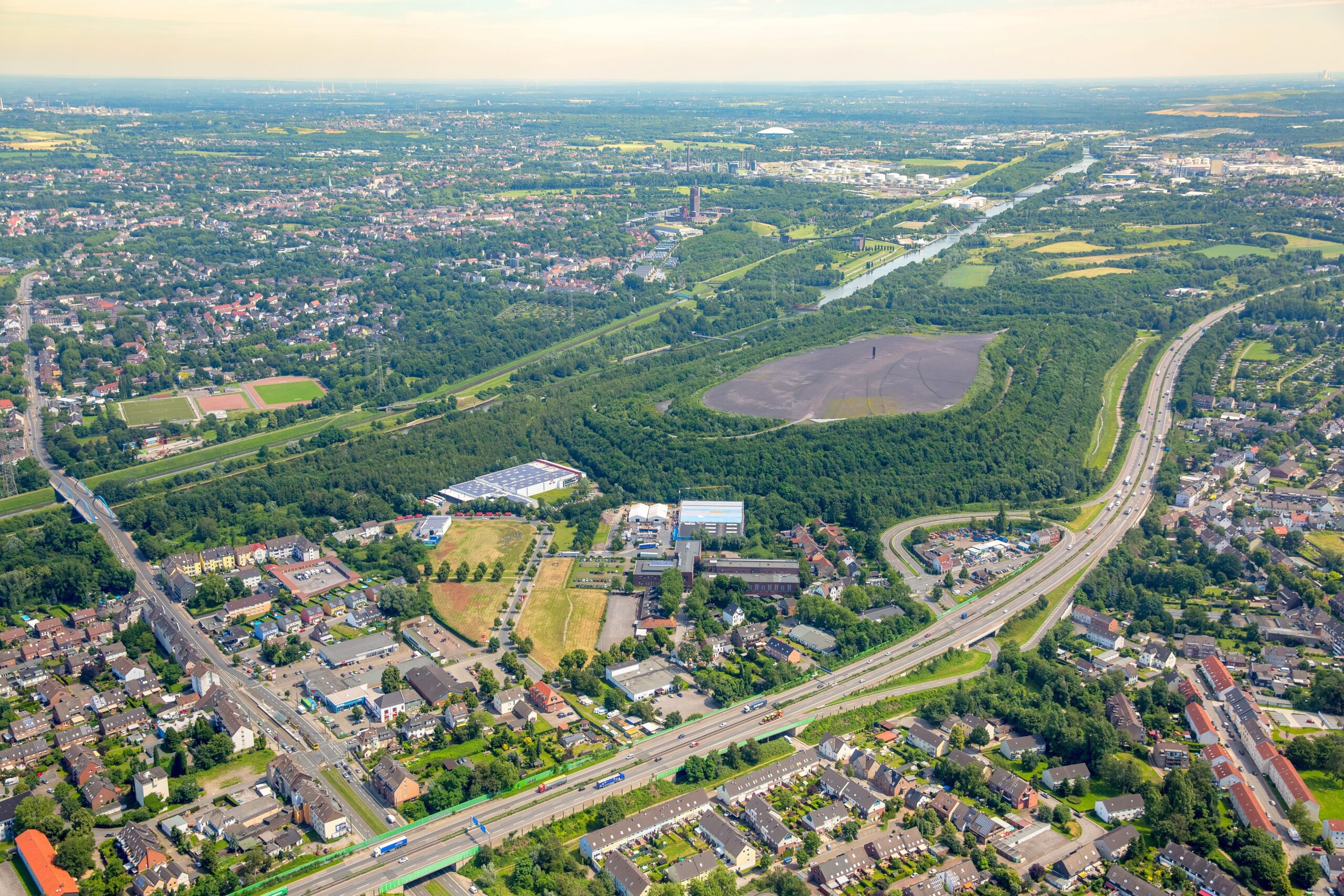 Die Schurenbachhalde in Altenessen. Den Ausblick auf Essen und das Revier versperren inzwischen an einigen Aussichtspunkten der ehemaligen Bergehalde Bäume.