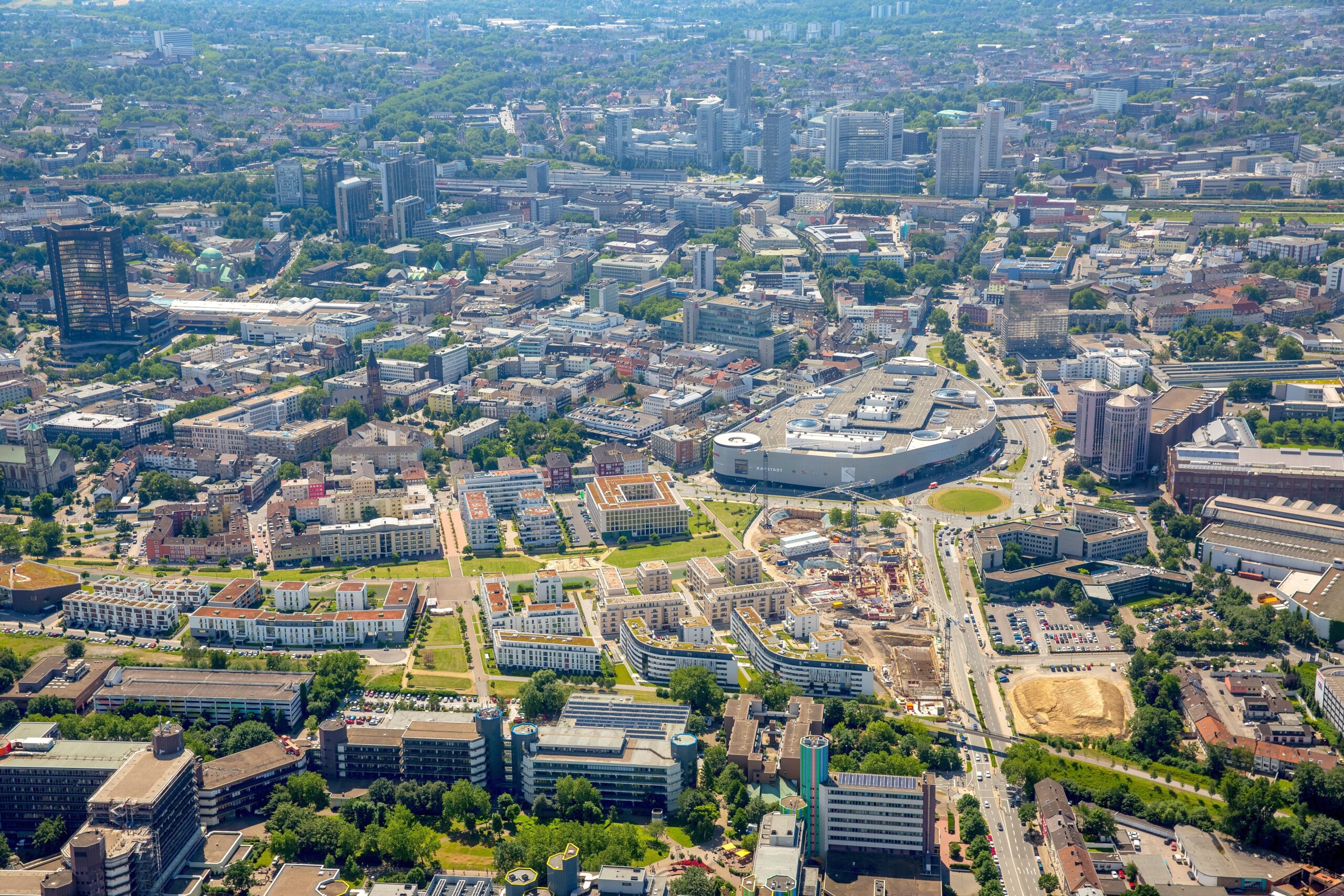 Die Essener Innenstadt zwischen Rathaus (links), Universität (unten) und Hochhausviertel (oben). In der Bildmitte: der Berliner Platz mit dem Einkaufszentrum Limbecker Platz.