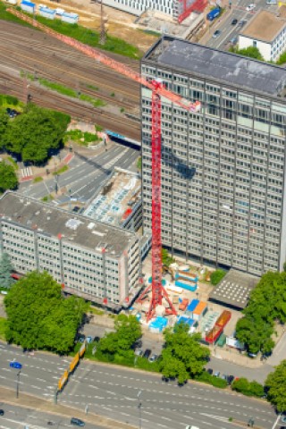 Auf der anderen Seite der Bahnstrecke liegt ganz in der Nähe eine weitere Baustelle: Die Essener Fakt AG des Unternehmers Hubert Schulte-Kemper hat dem Thyssen-Krupp-Konzern das Rheinstahl-Hochhaus abgekauft. Das Gebäude wird für etwa 25 Millionen Euro saniert.