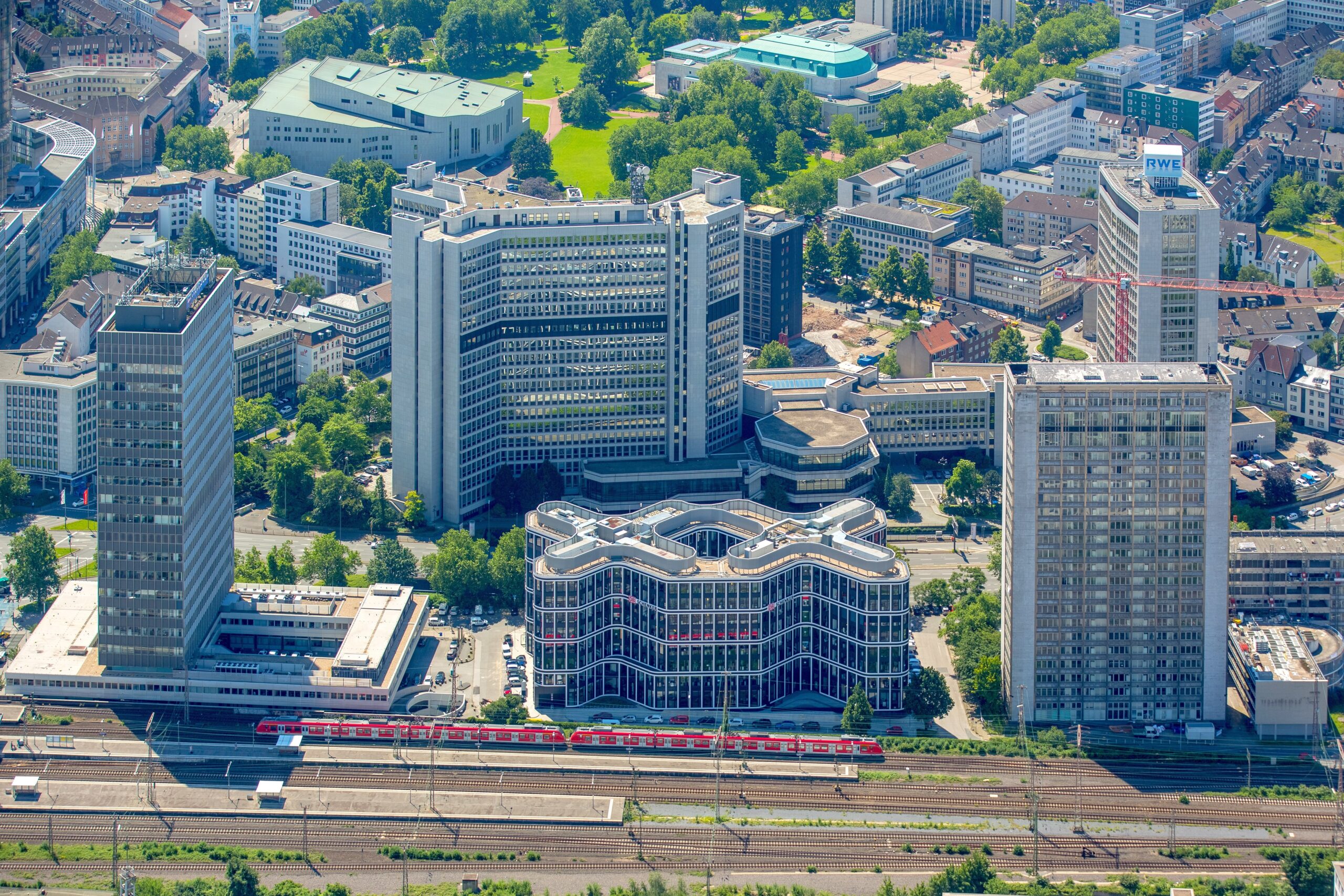 Das Rheinstahl-Hochhaus (rechts), die neue Schenker-Zentrale (vorne), das Postbank-Hochhaus (links) und die RWE-Gebäude an der Kruppstraße.