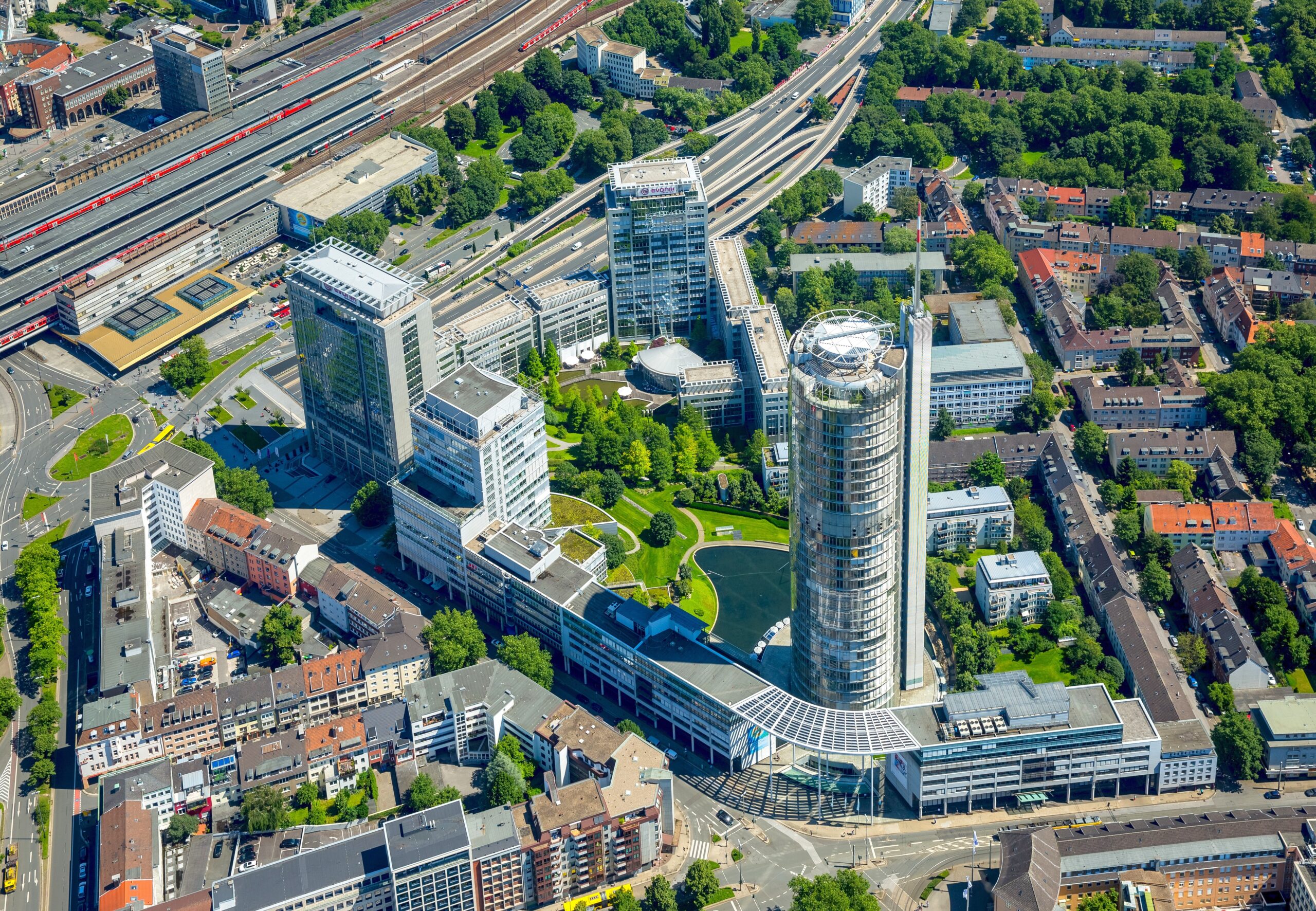 Der RWE-Turm. Die Aufspaltung des Stromriesen RWE wird auch räumlich vollzogen: Die „alte“ RWE mit dem Kraftwerksgeschäft zieht um an den Ursprungsort des Rheinisch-Westfälischen Elektrizitätswerks an der Altenessener Straße. Die gerade gegründete RWE International mit erneuerbaren Energien, Vertrieb und Netzgeschäft bleibt im RWE-Turm.