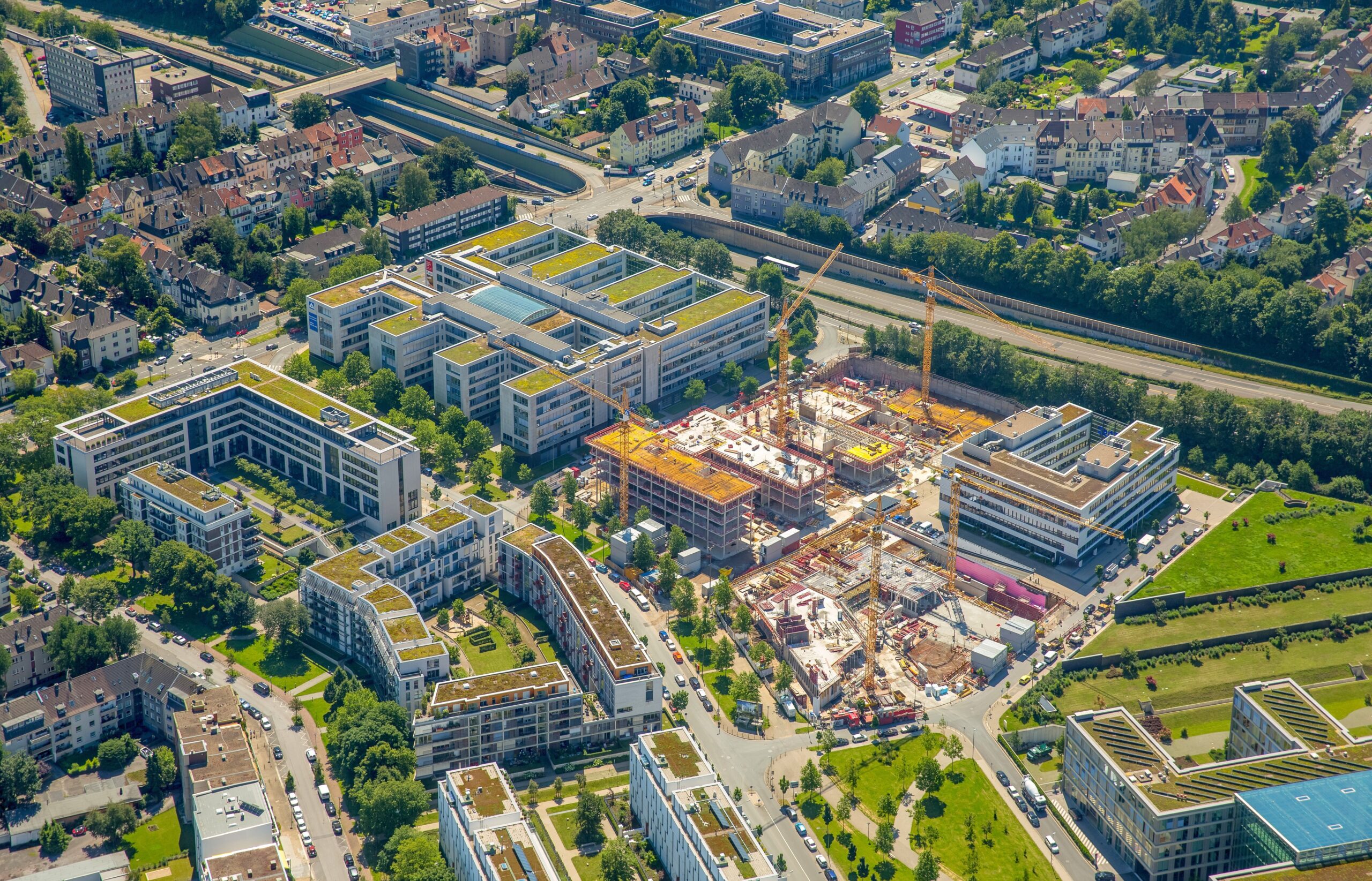 Neben dem Messe-Gelände liegt eine weitere Rüttenscheider Großbaustelle: Auf dem Baufeld Gruga-Carree baut Hochtief die neue Zentrale des Mülheimer Chemikalienhändlers Brenntag. Brenntag ist mit dem Umzug auf die ehemalige Festwiese in guter Gesellschaft: Ablese-Dienstleister Ista, der bislang am Grugaplatz sitzt, zieht Ende 2017 direkt nebenan in den Silberkuhlsturm, den Kölbl Kruse entwickelt. Und mit Eon, Atos und Hochtief haben sich im Gruga-Carree bereits namhafte Konzerne angesiedelt.