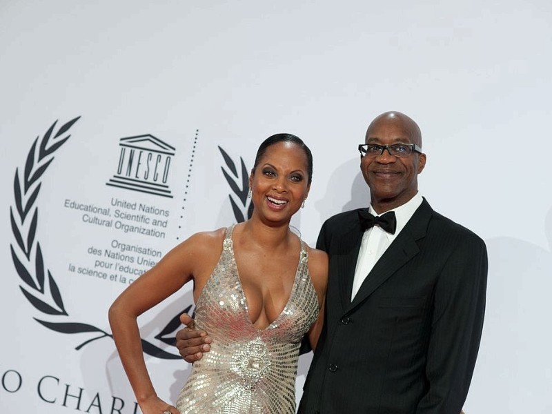 Michelle und Edwin Moses auf dem roten Teppich. Am 19.11.2011 fand die 20.  Unesco Charity  Gala 2011 im maritim Hotel Düsseldorf statt. Bei der von Ute-Henriette Ohoven initiierten Veranstaltung werden Eintrittsgelder und Spenden zugunsten der Kinderprojekte der Unesco gesammelt. |  Foto: Uwe Schaffmeister