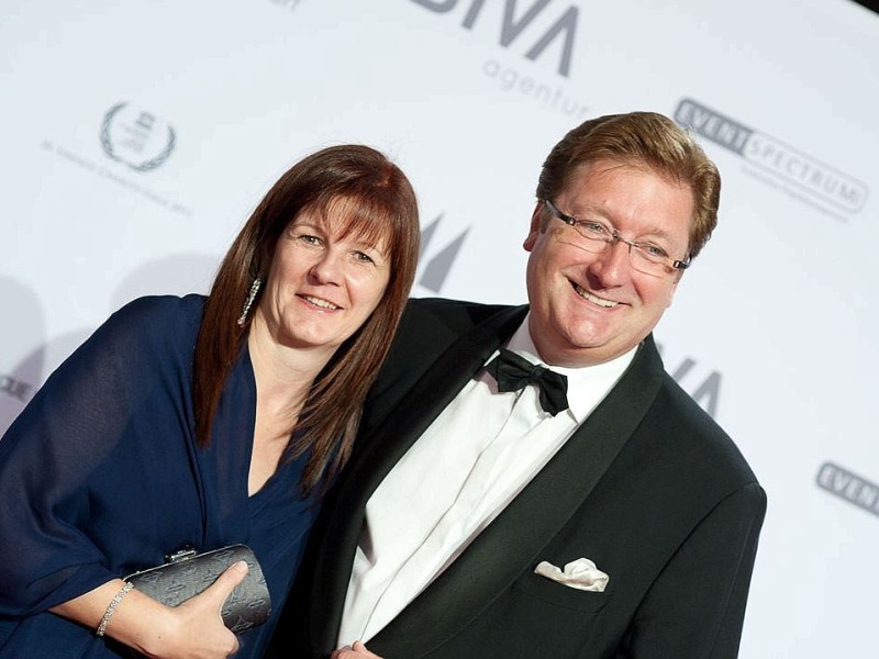 Düsseldorfs Oberbürgermeister Dirk Elbers mit Frau Astrid auf dem roten Teppich. Am 19.11.2011 fand die 20.  Unesco Charity  Gala 2011 im maritim Hotel Düsseldorf statt. Bei der von Ute-Henriette Ohoven initiierten Veranstaltung werden Eintrittsgelder und Spenden zugunsten der Kinderprojekte der Unesco gesammelt. |  Foto: Uwe Schaffmeister