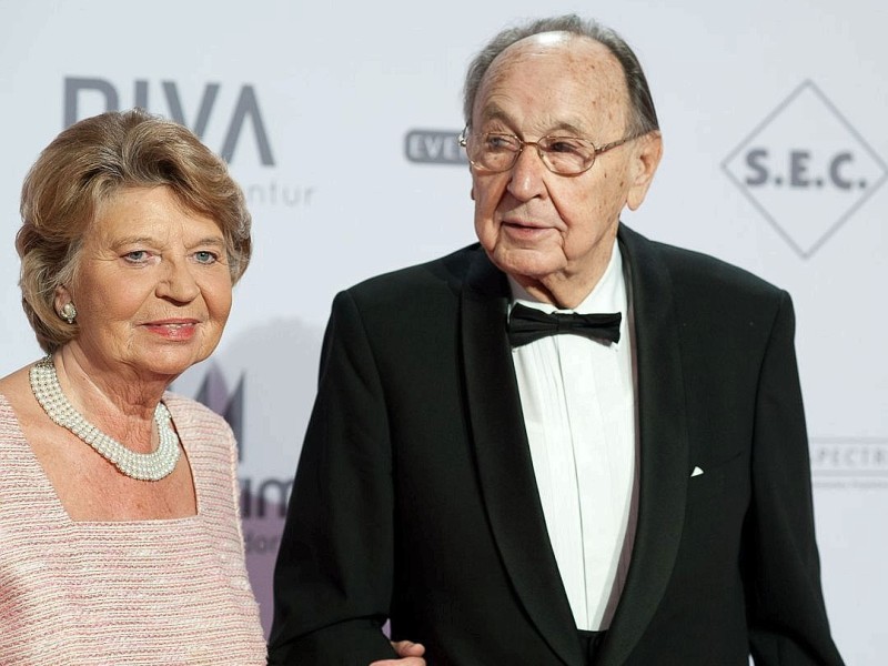 Barbara und Hans Dietrich Genscher auf dem roten Teppich. Am 19.11.2011 fand die 20.  Unesco Charity  Gala 2011 im maritim Hotel Düsseldorf statt. Bei der von Ute-Henriette Ohoven initiierten Veranstaltung werden Eintrittsgelder und Spenden zugunsten der Kinderprojekte der Unesco gesammelt. |  Foto: Uwe Schaffmeister