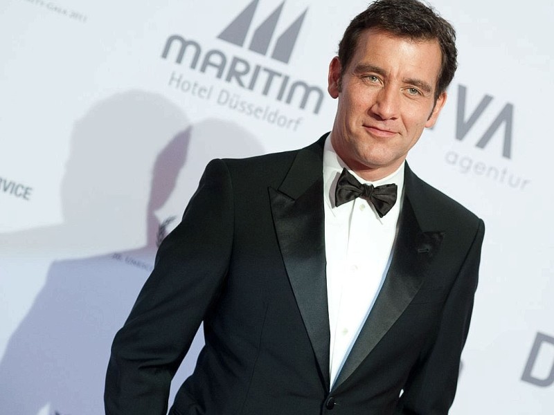 Clive Owen auf dem roten Teppich. Am 19.11.2011 fand die 20.  Unesco Charity  Gala 2011 im maritim Hotel Düsseldorf statt. Bei der von Ute-Henriette Ohoven initiierten Veranstaltung werden Eintrittsgelder und Spenden zugunsten der Kinderprojekte der Unesco gesammelt. |  Foto: Uwe Schaffmeister