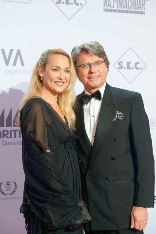 Jerry Hall und Warwick Hemsley auf dem roten Teppich. Am 19.11.2011 fand die 20.  Unesco Charity  Gala 2011 im maritim Hotel Düsseldorf statt. Bei der von Ute-Henriette Ohoven initiierten Veranstaltung werden Eintrittsgelder und Spenden zugunsten der Kinderprojekte der Unesco gesammelt. |  Foto: Uwe Schaffmeister