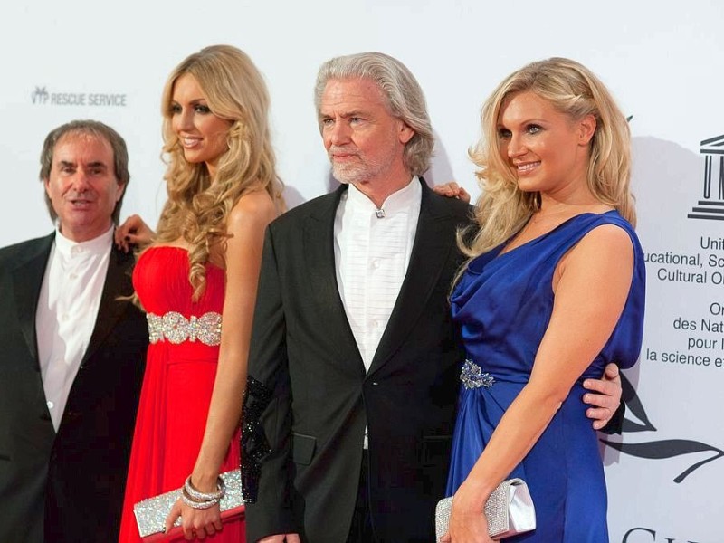 Chris de Burgh mit seiner Tochter Rosanna Davison, Hermann Bühlbecker und Eisprinzessin Magdalena Brzenska auf dem roten Teppich. Am 19.11.2011 fand die 20.  Unesco Charity  Gala 2011 im maritim Hotel Düsseldorf statt. Bei der von Ute-Henriette Ohoven initiierten Veranstaltung werden Eintrittsgelder und Spenden zugunsten der Kinderprojekte der Unesco gesammelt. |  Foto: Uwe Schaffmeister