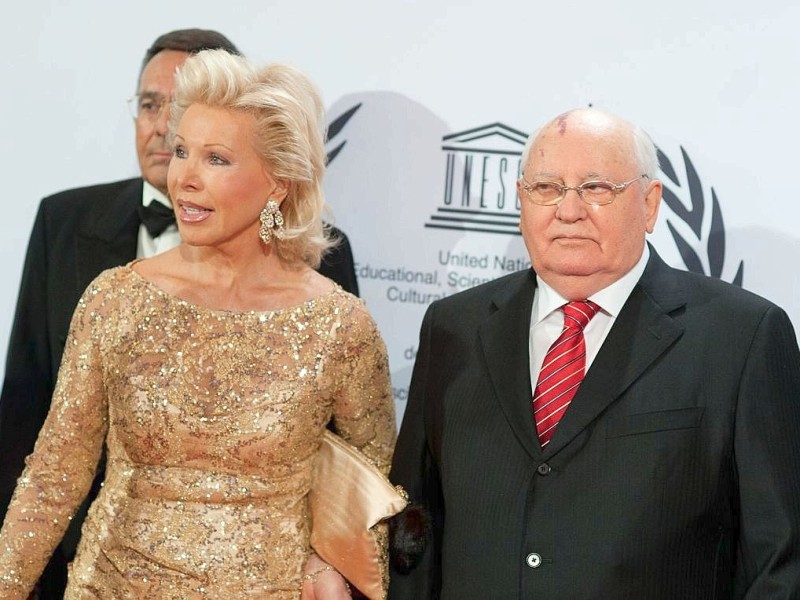 Mario und Ute-Henriette Ohoven mit Michail Gorbatschow auf dem roten Teppich. Am 19.11.2011 fand die 20.  Unesco Charity  Gala 2011 im maritim Hotel Düsseldorf statt. Bei der von Ute-Henriette Ohoven initiierten Veranstaltung werden Eintrittsgelder und Spenden zugunsten der Kinderprojekte der Unesco gesammelt. |  Foto: Uwe Schaffmeister