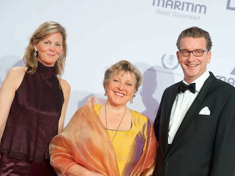 Marie-Luise Marjan (mitte) auf dem roten Teppich. Am 19.11.2011 fand die 20.  Unesco Charity  Gala 2011 im maritim Hotel Düsseldorf statt. Bei der von Ute-Henriette Ohoven initiierten Veranstaltung werden Eintrittsgelder und Spenden zugunsten der Kinderprojekte der Unesco gesammelt. |  Foto: Uwe Schaffmeister