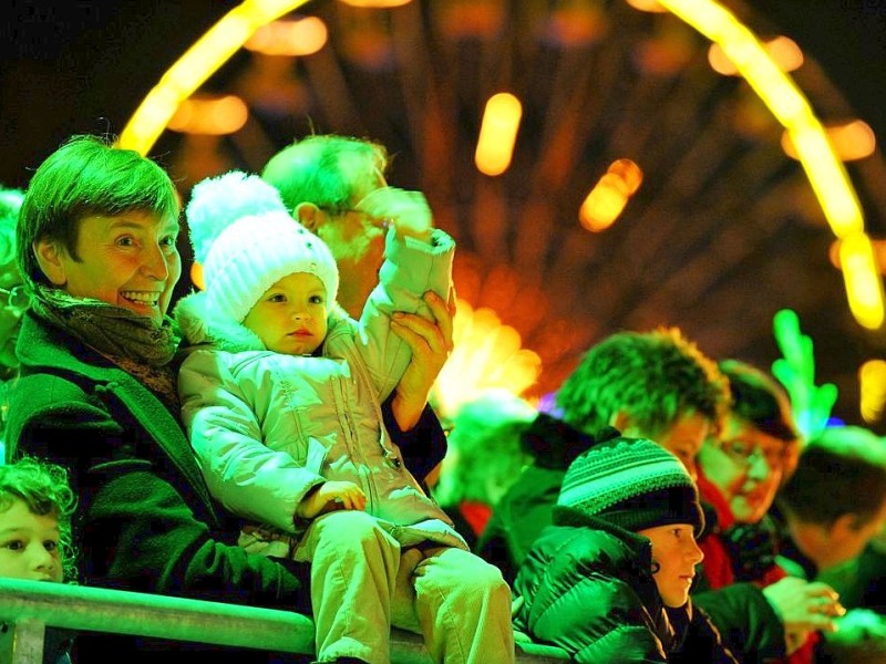 Am Donnerstag, den 17.11.2011 wird der Weihnachtsmarkt in der Innenstadt in Duisburg eröffnet. Bei kaltem trockenen Wetter kommen tausende Besucher, um den ersten glühwein zu trinken oder leckere heiße Maronen zu essen.  Foto: Stephan Eickershoff / WAZ FotoPool