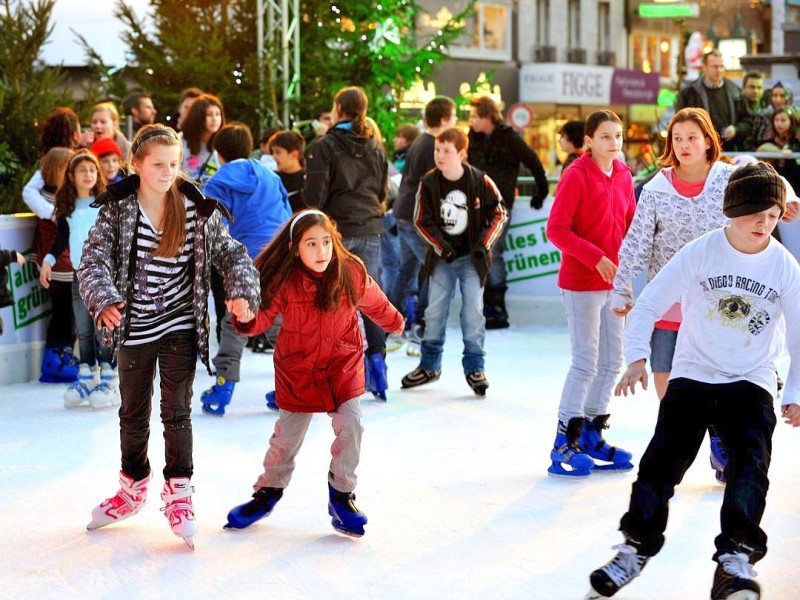 Am Samstag, den 19.11.2011 strömen tausende Besucher am ersten Wochenende auf den Weihnachtsmarkt in Duisburg - Mitte. Bei trockenem kühlen Wetter geniessen die Leute Glühwein , Leckereien oder kaufen schon mal das ein oder andere Geschenk für Weihnachten. Sehr beliebt bei den Kleinen ist die EislaufbahnFoto: Stephan Eickershoff / WAZ FotoPool