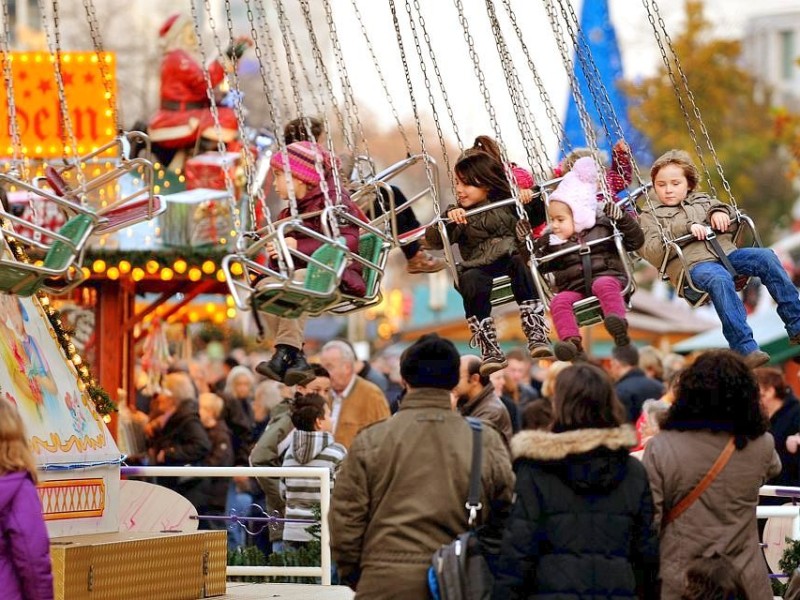 Am Samstag, den 19.11.2011 strömen tausende Besucher am ersten Wochenende auf den Weihnachtsmarkt in Duisburg - Mitte. Bei trockenem kühlen Wetter geniessen die Leute Glühwein , Leckereien oder kaufen schon mal das ein oder andere Geschenk für Weihnachten. Das Kinder - Kettenkarussell ist gut besuchtFoto: Stephan Eickershoff / WAZ FotoPool