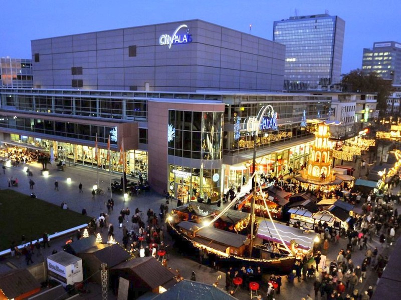 Am Samstag, den 19.11.2011 strömen tausende Besucher am ersten Wochenende auf den Weihnachtsmarkt in Duisburg - Mitte. Bei trockenem kühlen Wetter geniessen die Leute Glühwein , Leckereien oder kaufen schon mal das ein oder andere Geschenk für Weihnachten. Im foto der Blick auf das City Palais und die KönigstraßeFoto: Stephan Eickershoff / WAZ FotoPool