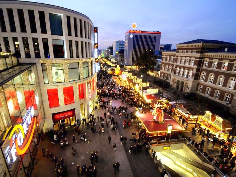 Am Samstag, den 19.11.2011 strömen tausende Besucher am ersten Wochenende auf den Weihnachtsmarkt in Duisburg - Mitte. Bei trockenem kühlen Wetter geniessen die Leute Glühwein , Leckereien oder kaufen schon mal das ein oder andere Geschenk für Weihnachten.Foto: Stephan Eickershoff / WAZ FotoPool