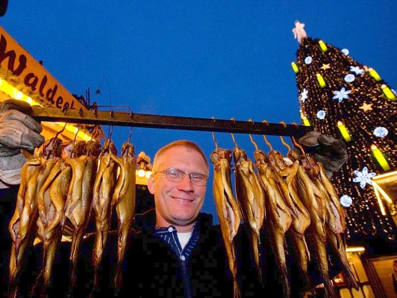 Weihnachtsmarkt 2011 in  Dortmund: Gerhard Hans kommt aus Südafrika und verkauft Räucherfisch.Foto: Knut Vahlensieck