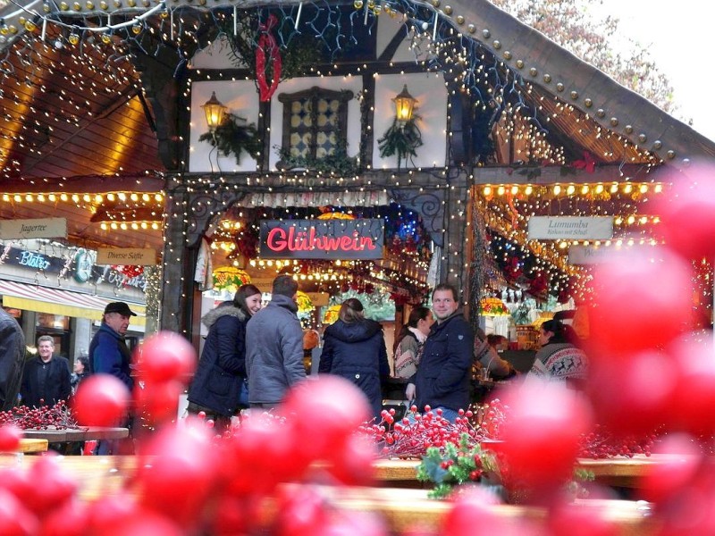 Mehr als 300 Stände mit Kunsthandwerk, Weihnachtsdekorationen, außergewöhnlichem Spielzeug und vielem mehr gibt es auf dem 113. Dortmunder Weihnachtsmarkt.Im Bild: Am Nachmittag des 23.11.2011 stehen Menschen an einem Glühweinstand