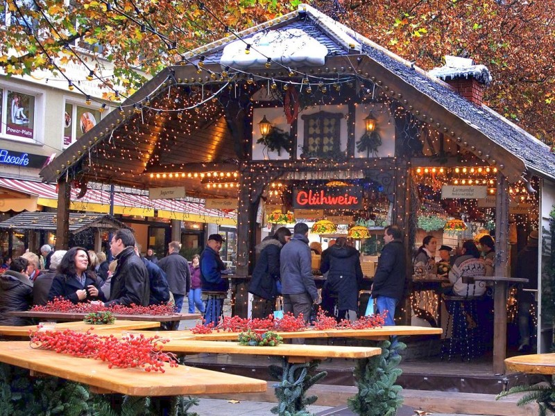 Mehr als 300 Stände mit Kunsthandwerk, Weihnachtsdekorationen, außergewöhnlichem Spielzeug und vielem mehr gibt es auf dem 113. Dortmunder Weihnachtsmarkt.Im Bild:  Am Nachmittag des 23.11.2011 stehen Menschen an einem Glühweinstand