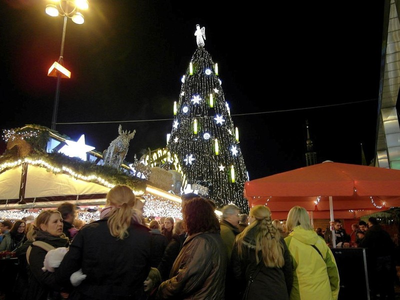 Mehr als 300 Stände mit Kunsthandwerk, Weihnachtsdekorationen, außergewöhnlichem Spielzeug und vielem mehr gibt es auf dem 113. Dortmunder Weihnachtsmarkt.Im Bild: Großes Gedränge herrschte am 21.11.2011 als der weihnachtsbaum zum offiziell beleuchtet wurde.