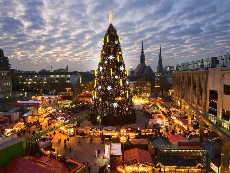 Erste Illuminierung der Riesentanne auf dem Dortmunder Weihnachtsmarkt am 17.11.2011.Foto: Knut Vahlensieck