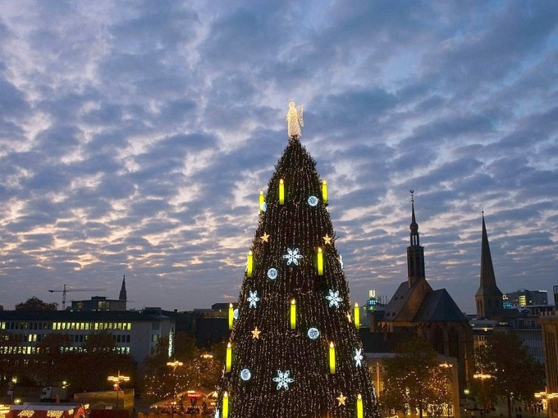 Erste Illuminierung der Riesentanne auf dem Dortmunder Weihnachtsmarkt am 17.11.2011.Foto: Knut Vahlensieck