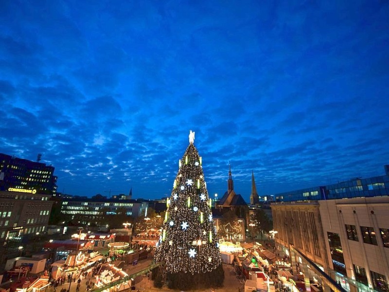 Weihnachtsbaum auf dem Dortmunder Weihnachtsmarkt ist zum ersten mal illuminiert am 17.11.2011. Foto: Knut Vahlensieck