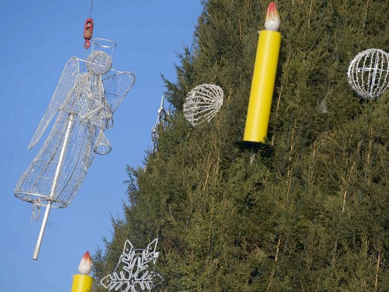 Der Engel wird auf der Spitze des Dortmunder Weihnachtsbaums angebracht. Riesentanne Weihnachtsmarkt.Foto: Knut Vahlensieck