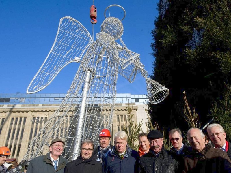 Der Engel wird auf der Spitze des Dortmunder Weihnachtsbaums angebracht. Riesentanne Weihnachtsmarkt.Foto: Knut Vahlensieck