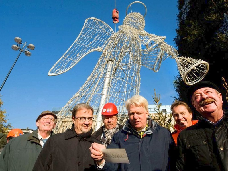 Der Engel wird auf der Spitze des Dortmunder Weihnachtsbaums angebracht. Riesentanne Weihnachtsmarkt.Foto: Knut Vahlensieck