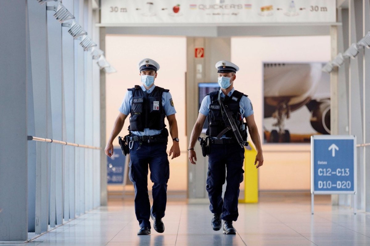 polizei am flughafen köln bonn.jpg