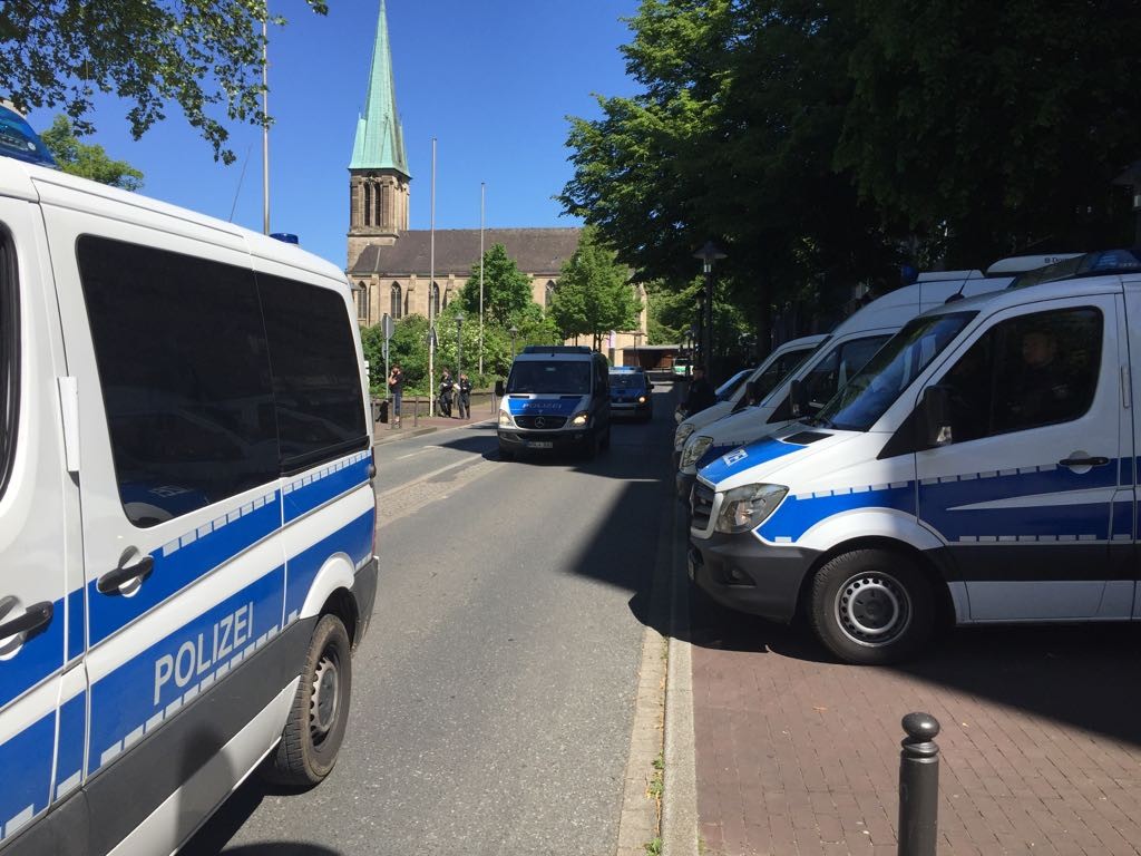 Auch die Polizei trifft vor Ort ein.