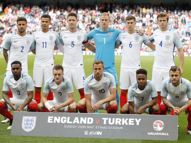 1966 hat sie uns mal geärgert, die englische Fußball-Nationalmannschaft. Wembley-Tor und so. Aber in der Regel, und das besonders aus deutscher Sicht, freut man sich doch sehr, dass es die englische Nationalmannschaft gibt. Vor allem beim Elfmeterschießen.