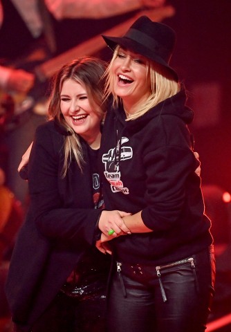 Die Sängerin Katarina Mihaljević (l) und Sängerin Sarah Connor beim Finale von „The Voice of Germany“. 