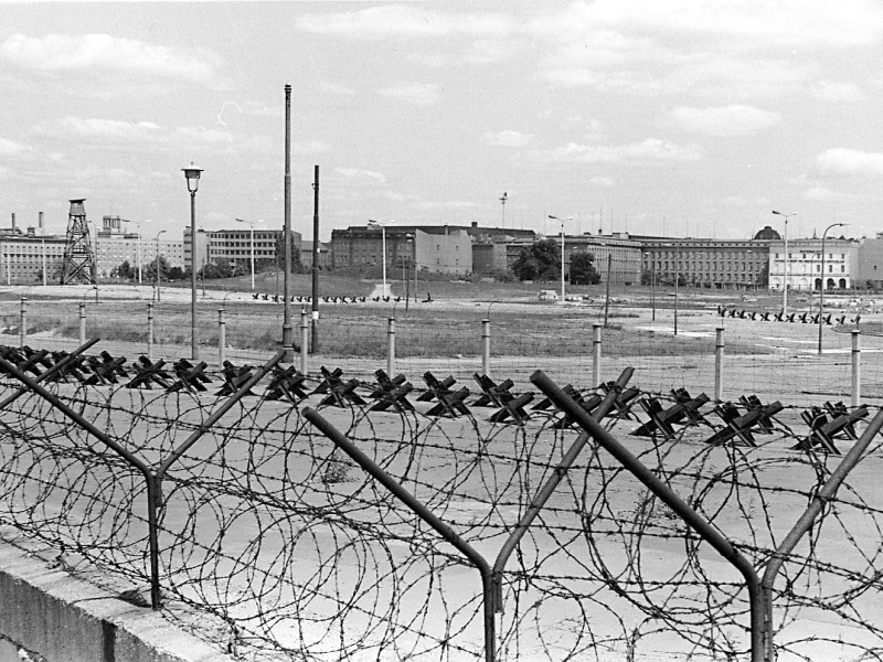 Zwischen Brandenburger Tor und Potsdamer Platz entstand ein Niemandsland mit zahlreichen Sperrelementen, die im ersten Jahrzehnt das Erscheinungsbild des Grenzstreifens prägten. Dazu gehörten die vordere Grenzmauer mit aufgesetztem Stacheldraht, die Höckersperren gegen Durchbrüche mit schweren Fahrzeugen und Stacheldrahtzäune. Die Wachtürme waren überwiegend noch als Holzkonstruktion ausgeführt.