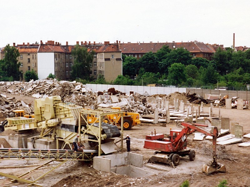 Im Juni 1990 begann der planmäßige Abbau aller noch bestehenden Grenzanlagen. Nicht nur die Grenzmauer, sondern alle Sperrelemente innerhalb des Grenzstreifens sowie die Hinterlandmauer mussten abgerissen werden. Die geschredderten Reste der Berliner Mauer wurden größtenteils im Straßenbau verwertet.