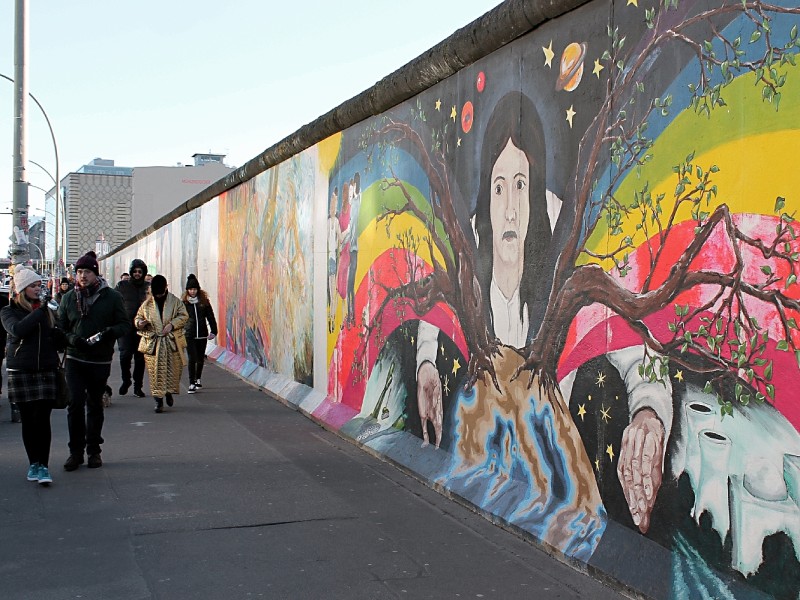 Die East Side Gallery ist bis heute ein Anziehungspunkt für Hunderttausende Besucher im Jahr. Hier wird ein Teil des Bauwerks denkmalgerecht erhalten und dokumentiert die Zeit der Teilung und der wiedergewonnenen Freiheit nach dem Mauerfall.