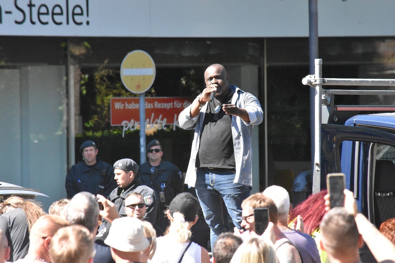 Serge Menga während seiner Rede in Essen-Steele.