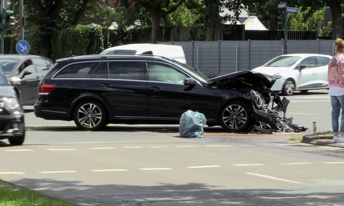 unfall-essen-karolingerstraße-streifenwagen-schwarzer-kombi.jpg