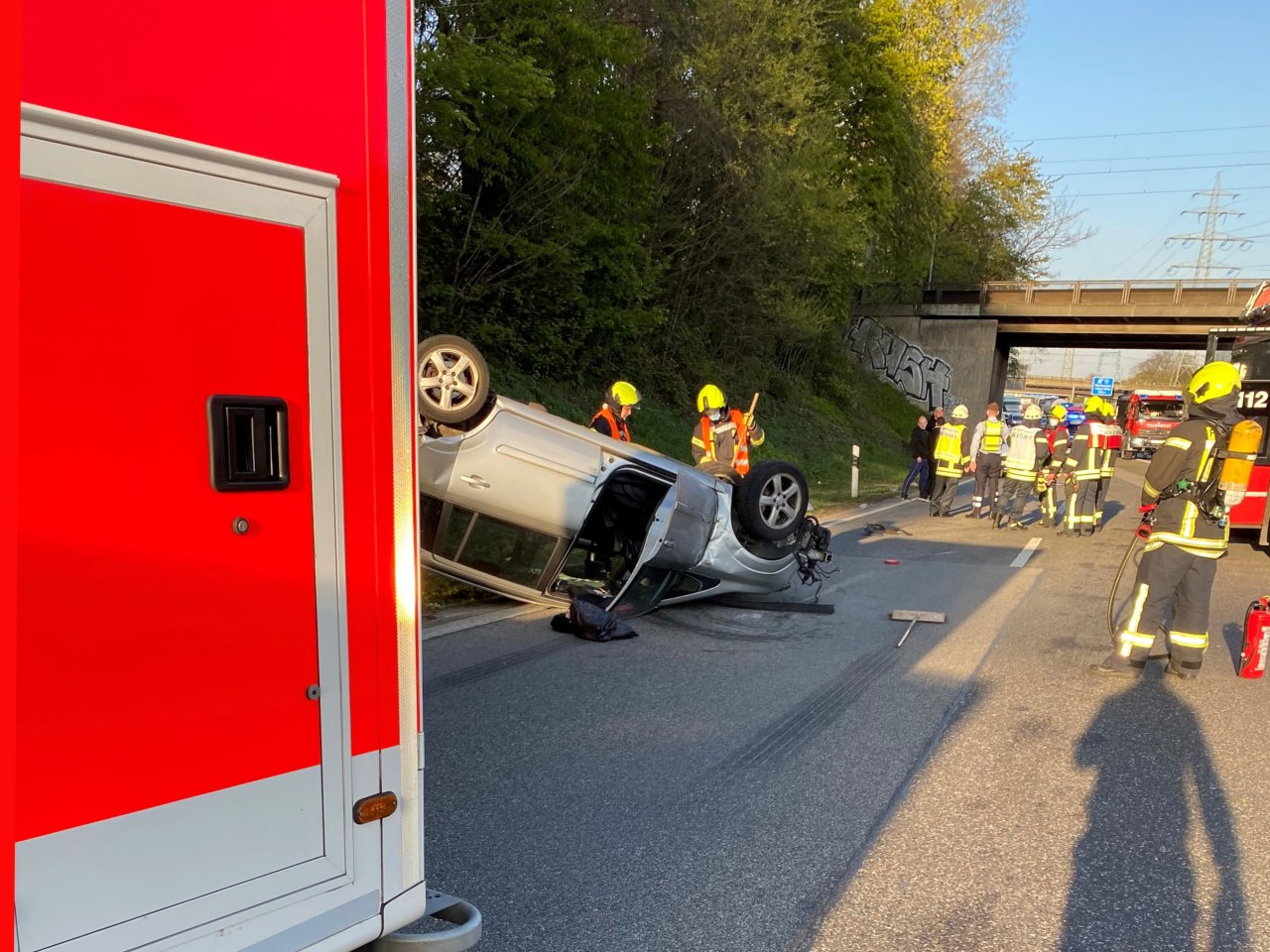 A42 Bei Oberhausen: Crash! Auto Bleibt Auf Dach Liegen - 800 Liter ...