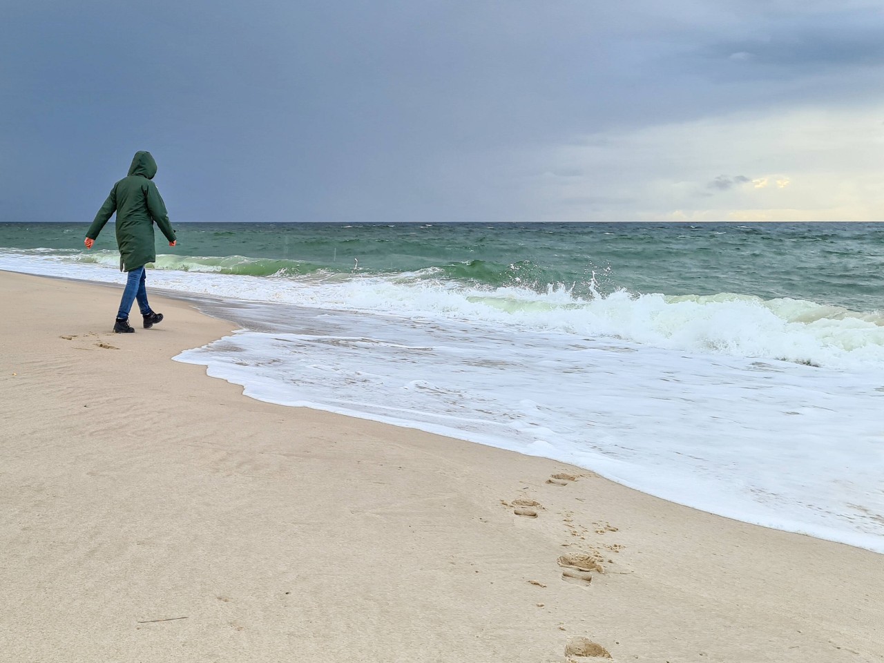 Urlaub an der Nordsee: Eine Reisende genießt die klare Luft.