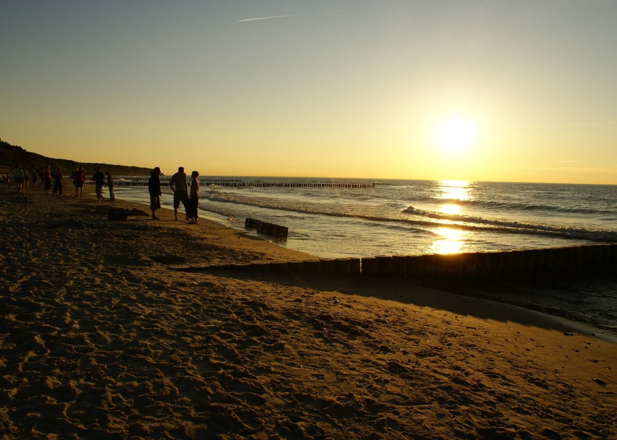 Urlaub an der Ostsee: Vier Männer haben eine unangenehme Erfahrung gemacht. (Symbolbild), Urlaub an der Ostsee: Am Strand von Zingst wurde eine vierköpfige Gruppe angegriffen. (Symblbild), Urlaub an der Ostsee: So haben sich vier Urlauber ihren Aufenthalt in Zingst definitv nicht vorgestellt.