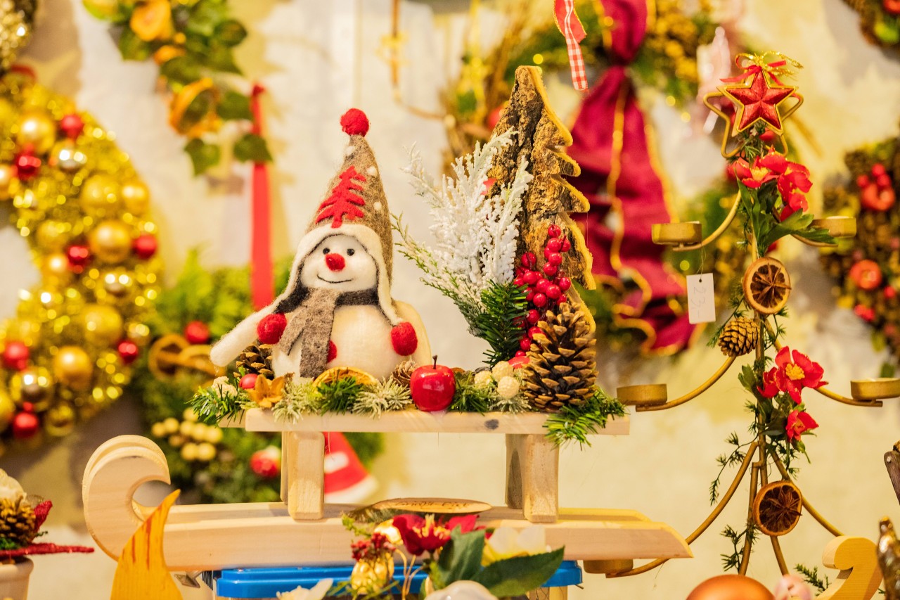 Wenn Menschen ihre Wohnungen mit solchem Kitsch dekorieren, ist klar: Weihnachten steht wieder vor der Tür.