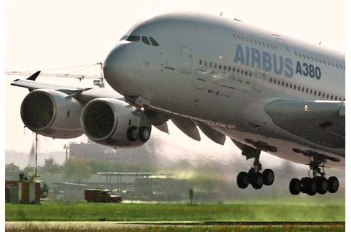 Bisher wurden über 200 Exemplare des A380 bestellt - nun muss sich Airbus' Vorzeige-Vogel gegen den Rivalen aus den USA behaupten.