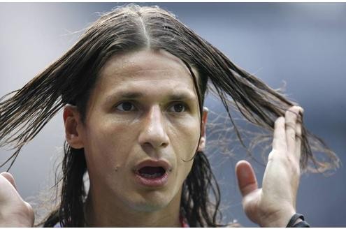 Marko Pantelic (Hertha) rauft sich nach seinem verschossenen Elfmeter die Haare.