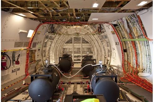 Ein Blick in den Frachtraum der Boeing 747-8, zu sehen sind vier Ballast-Tanks. 