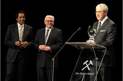 Der frühere Bundesaußenminister Frank-Walter Steinmeier (Mitte) hob in seiner Laudatio Boris Tadic (re.) Verdienste für die Demokratisierung Serbiens hervor. Foto: Matthias Graben / WAZ FotoPool