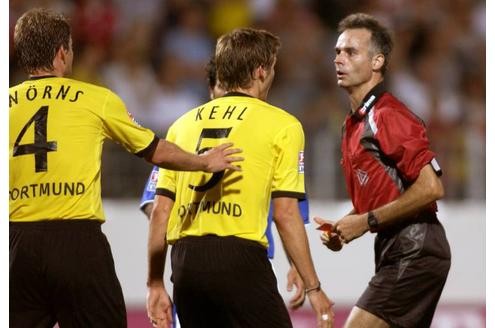 ...doch Schiedsrichter Jürgen Aust wird Sebastian Kehl für dessen Ausraster mit der roten Karte bestrafen.